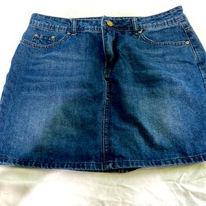 Q Chouyatou brand blue Jean mini skirt. Size M